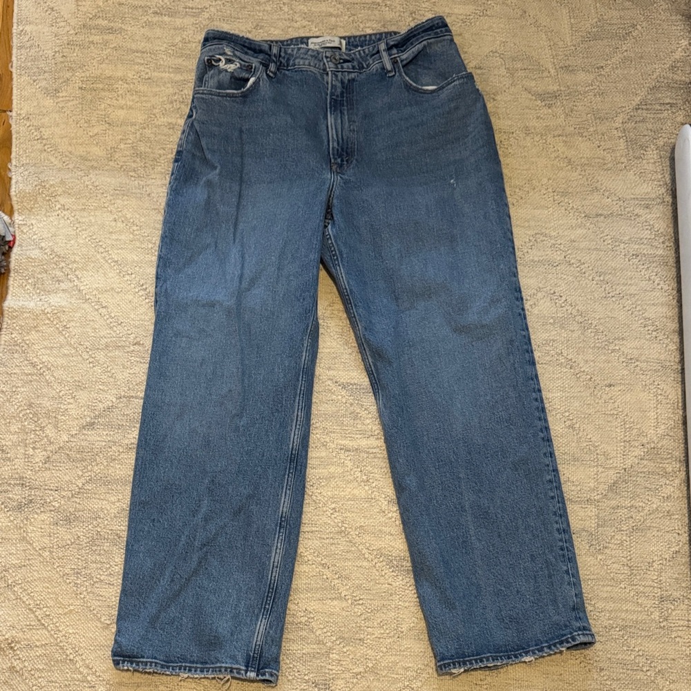 Abercrombie & Fitch 90s High Rise Relaxed Fit Blue Jeans. Size 12s